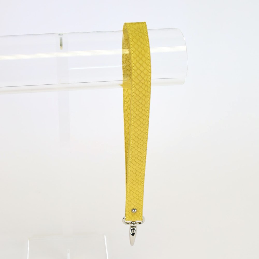 Sleutelhanger M van geel suède 2