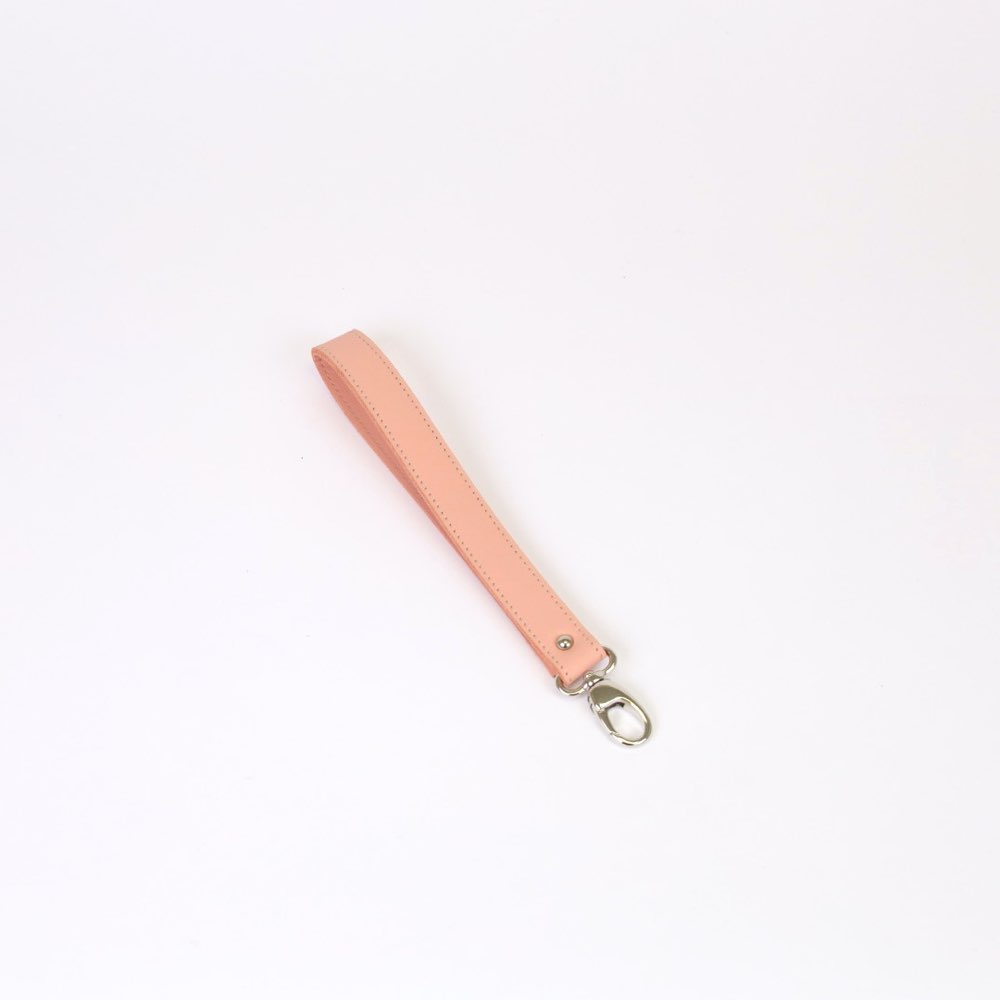 Sleutelhanger M van roze leer 2