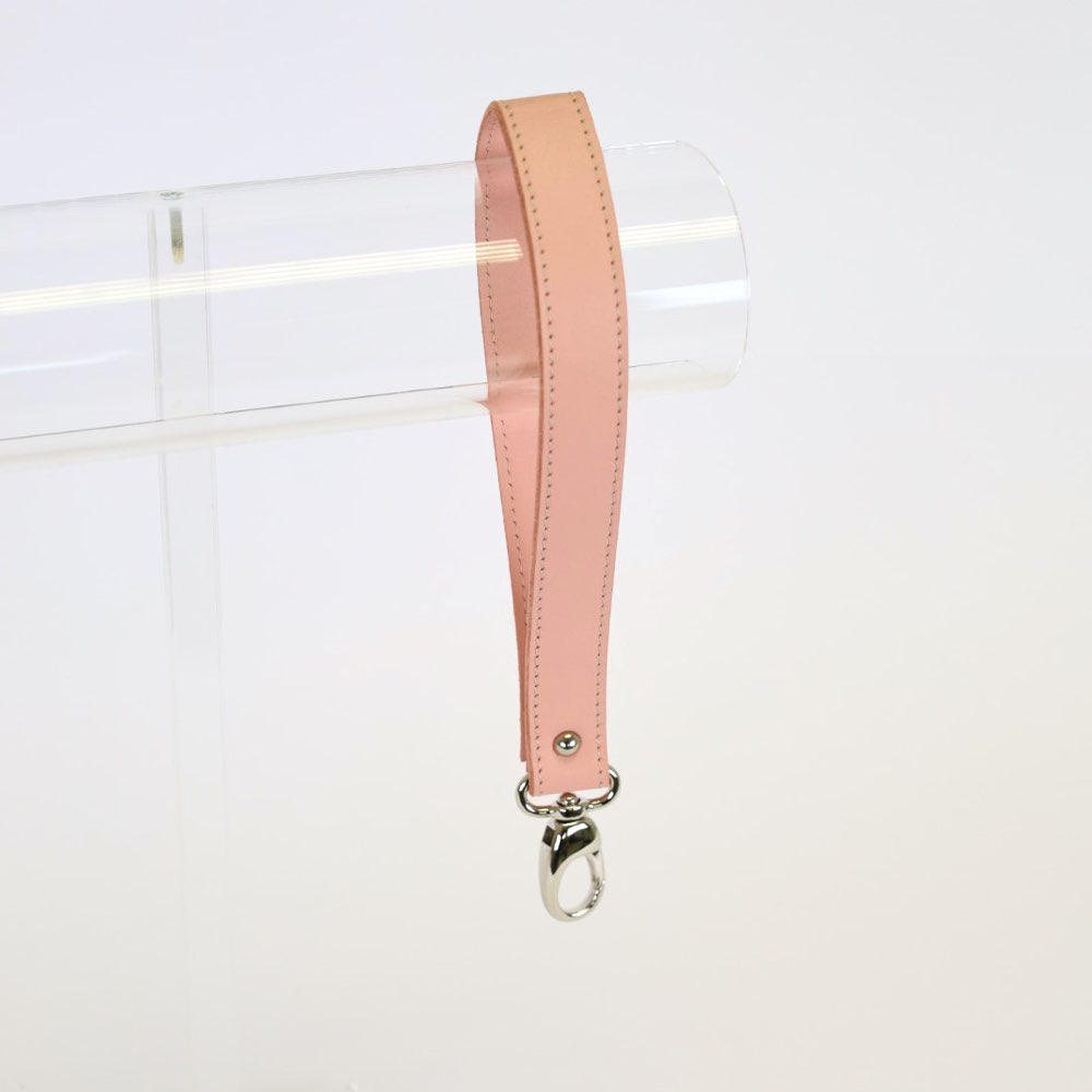 Sleutelhanger M van roze leer