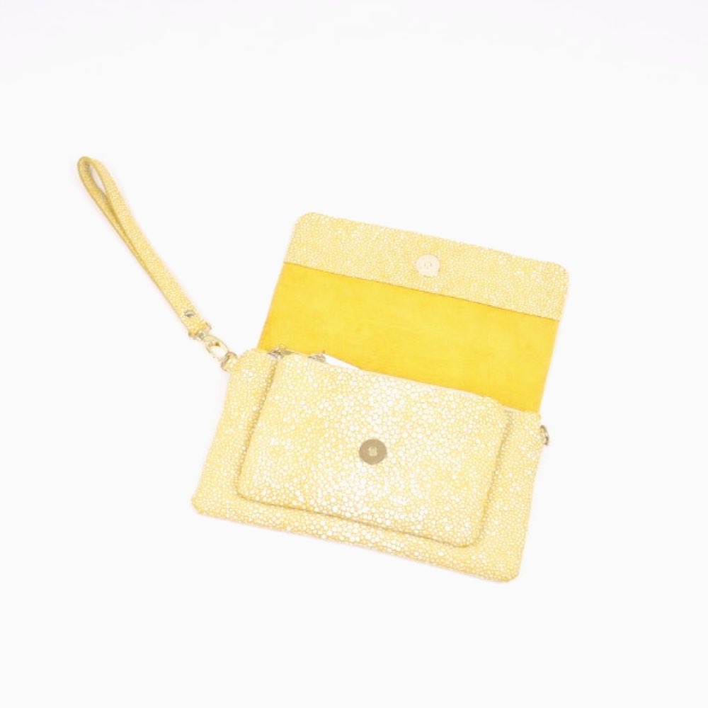 Twee-vaks crossbody met klepje geel suède 2