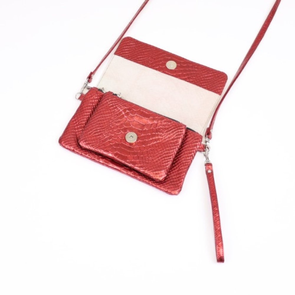 Twee-vaks crossbody met klepje metallic rood 3